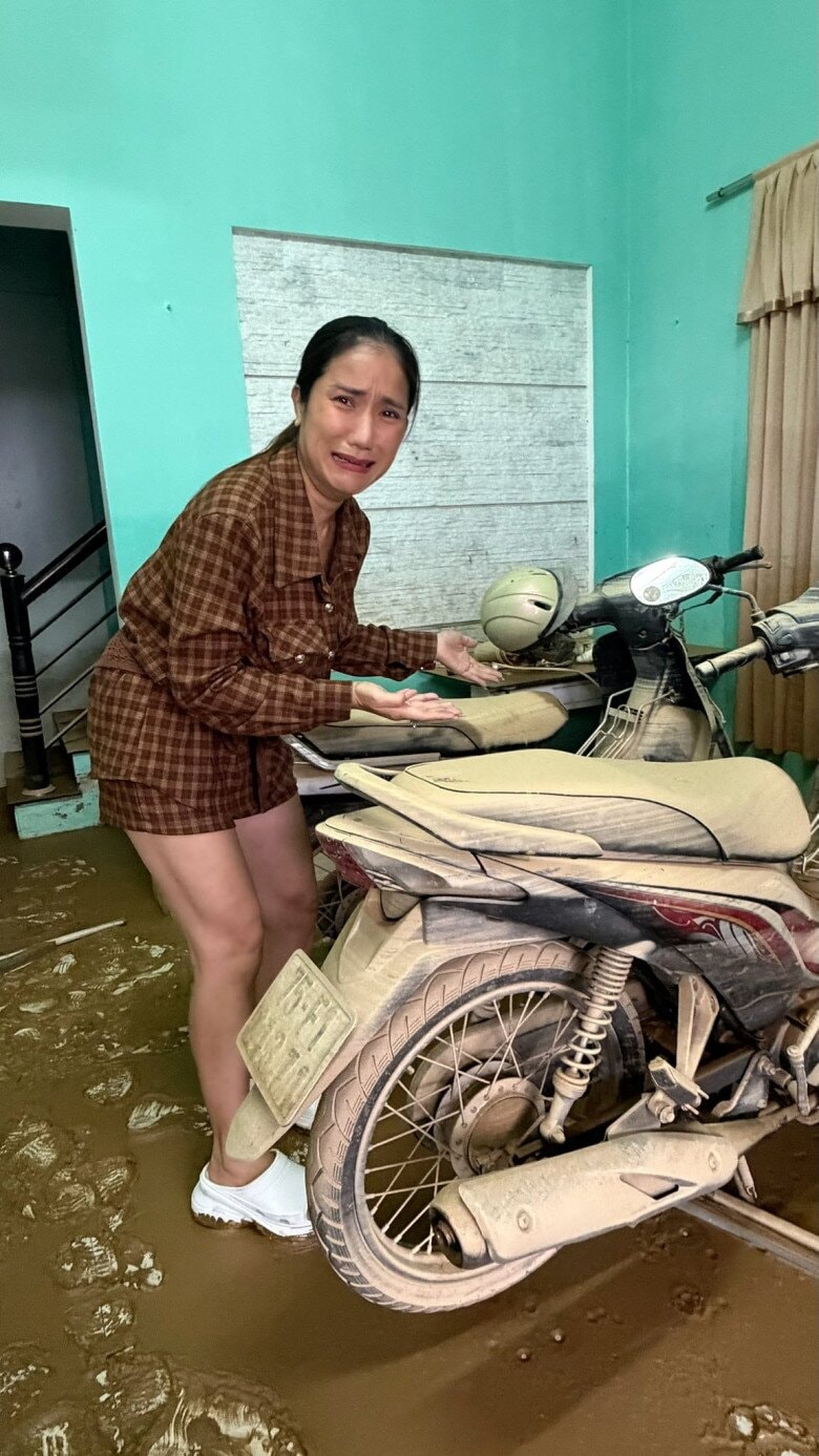 2 chiếc xe gắn máy của nữ nghệ sĩ bị hư hỏng nặng.