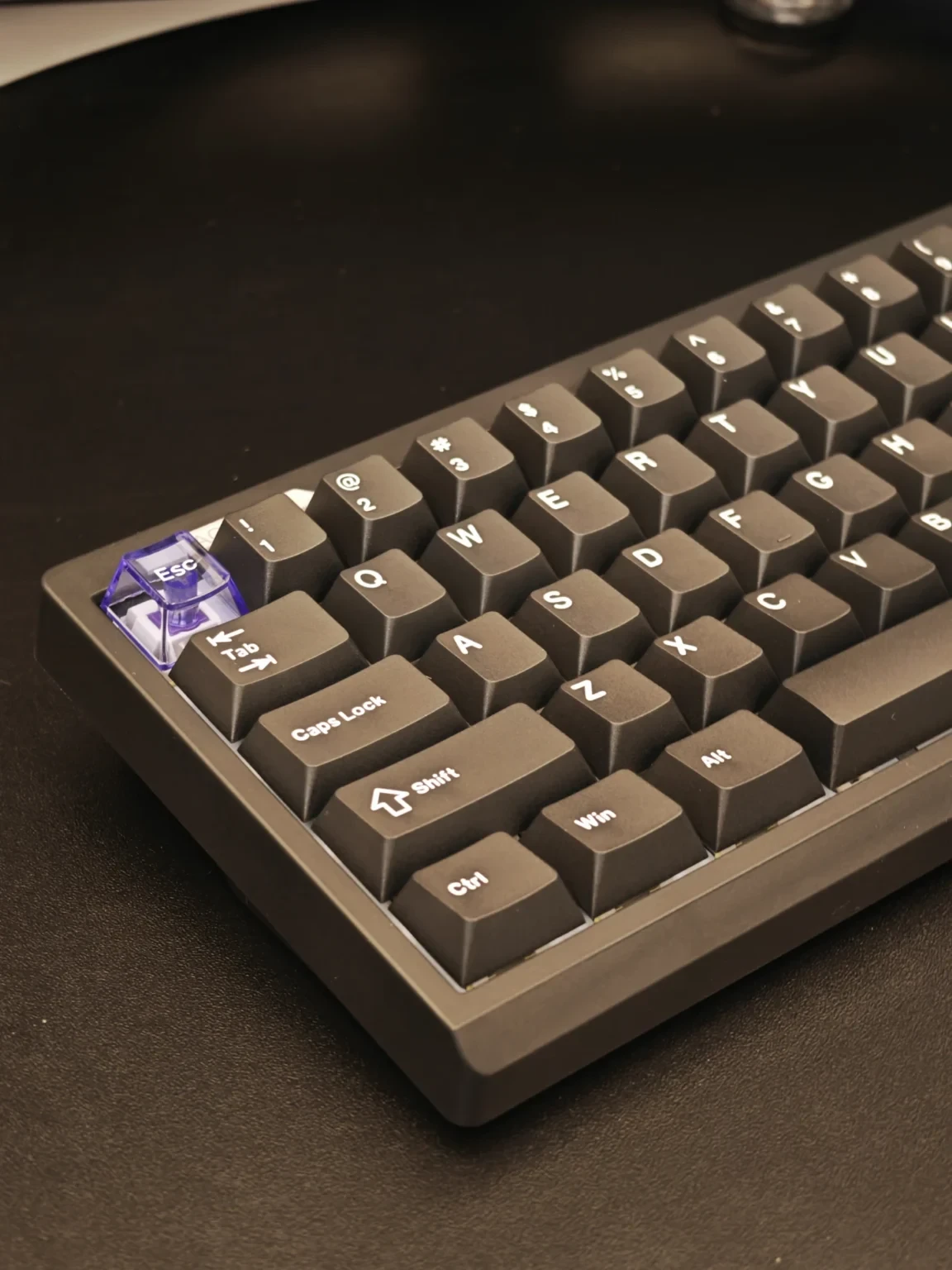 Mặt sau của bàn phím với công tắc chuyển chế độ và chân chống