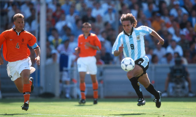 Batistuta cùng ĐT Argentina trải qua thất bại cay đắng trước Hà Lan tại World Cup 1998.