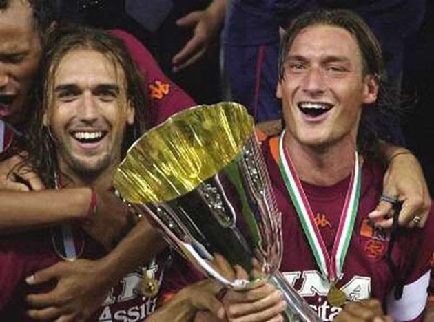 Batigol cùng Francesco Totti đăng quang Serie A trong màu áo AS Roma.