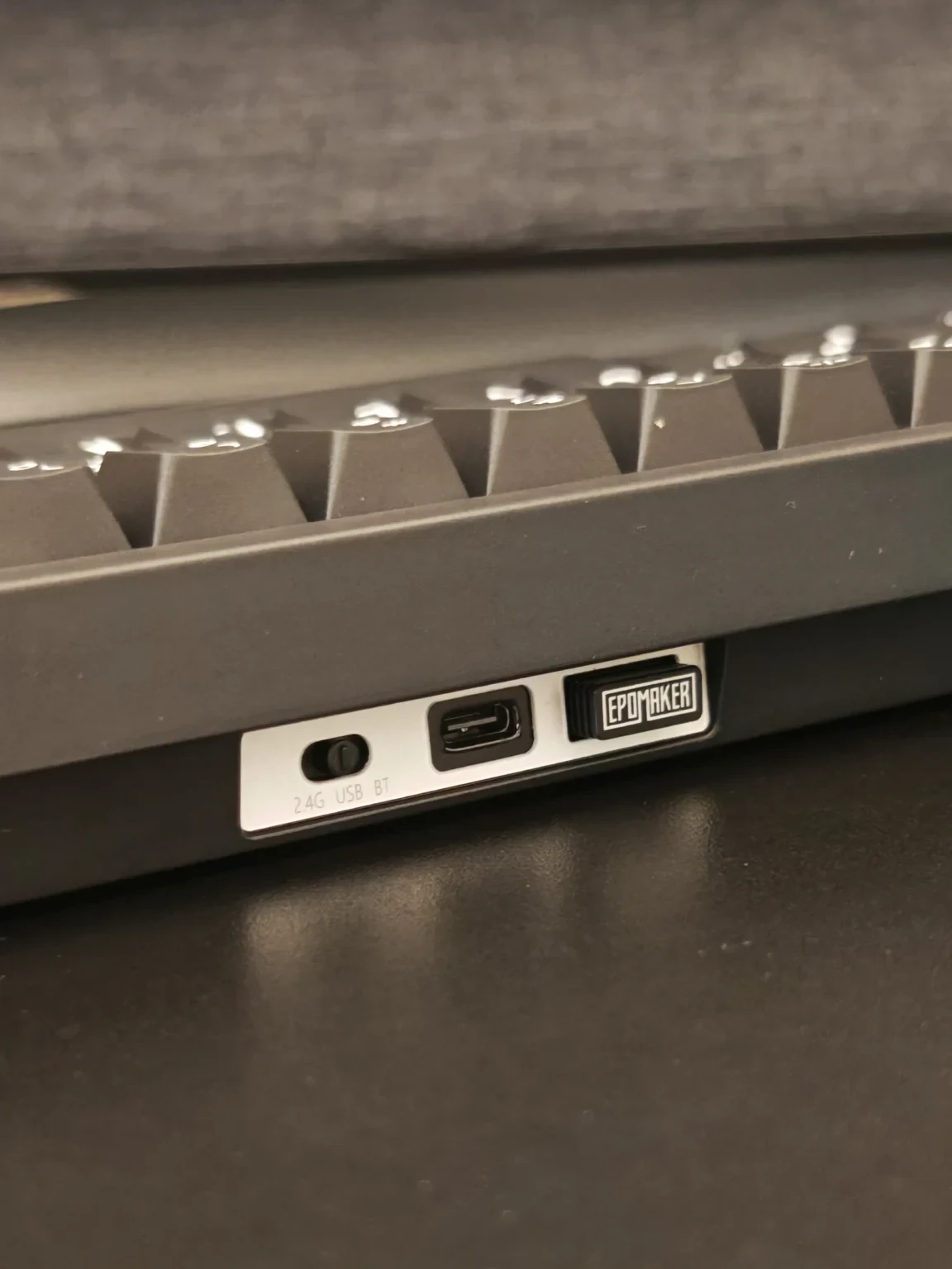 Cận cảnh keycap và switch của Epomaker Magcore 65 Lite