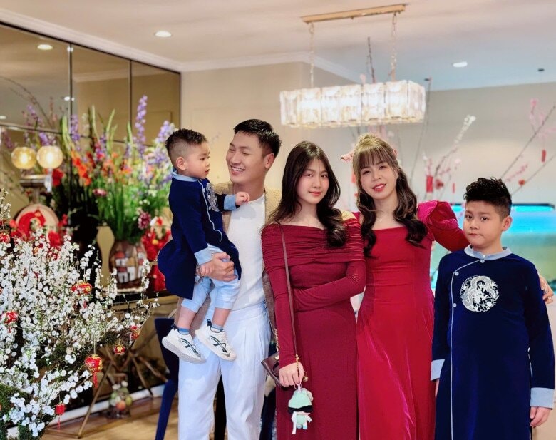 Chíp thường xuyên chiếm spotlight mỗi khi xuất hiện cùng gia đình.