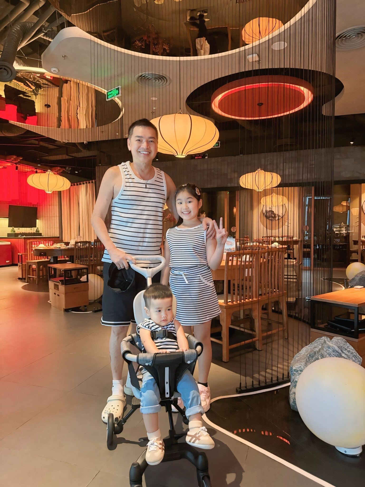 Nam danh hài thường xuyên khoe ảnh quấn quýt bên 2 thiên thần nhỏ.