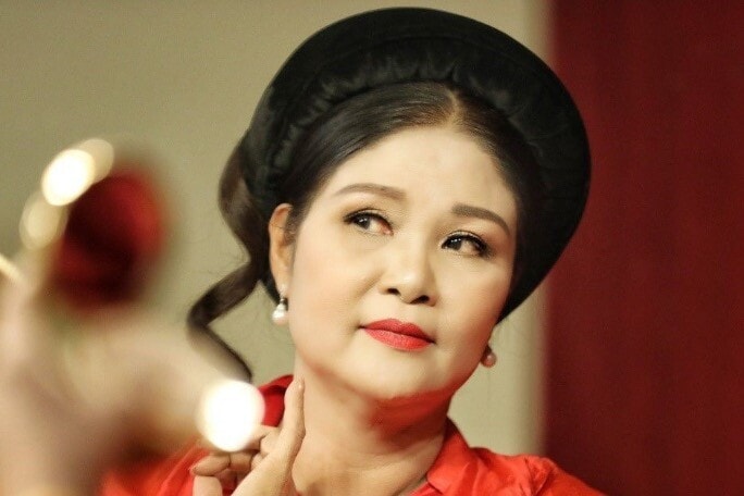 Hình ảnh một nữ nghệ sĩ trên sân khấu chèo