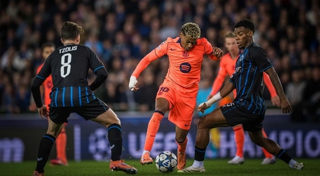 Hàng thủ Club Brugge bất lực khi theo kèm Yamal.