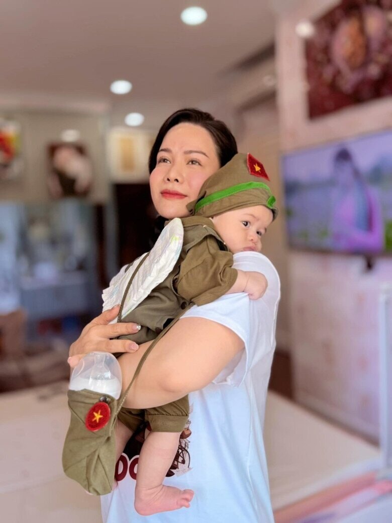 Nhật Kim Anh trở thành mẹ đơn thân, thường xuyên khoe hình ảnh của ái nữ trên mạng xã hội.