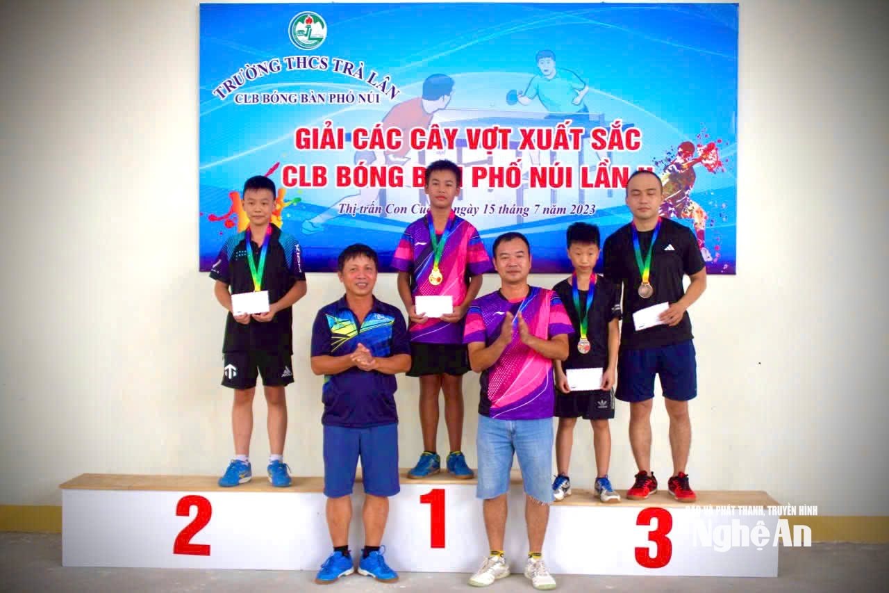  Các em tham gia giải các tay vợt xuất sắc CLB bóng bàn phố núi