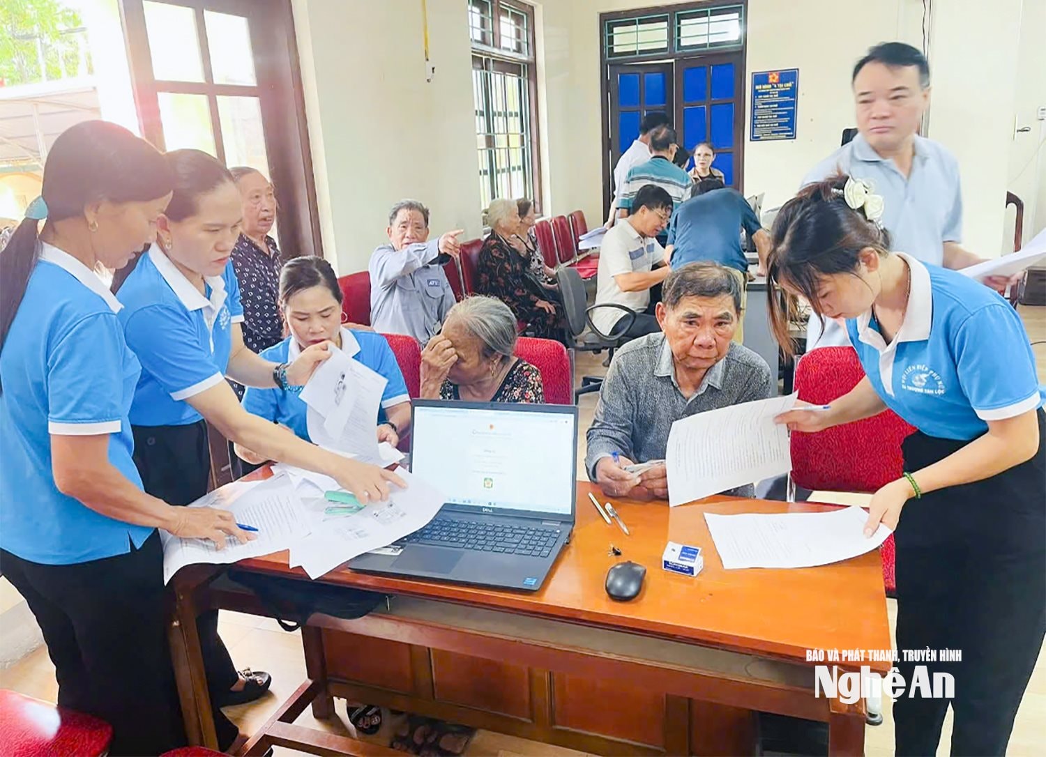 Cán bộ Phụ nữ cơ sở hỗ trợ người dân giải quyết thủ tục hành chính