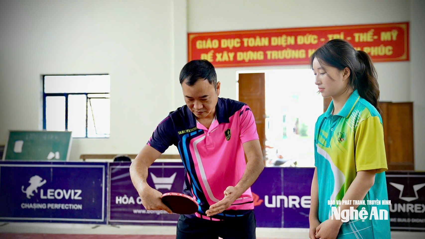  Thầy Lữ Hoài Trung tận tâm chỉnh sửa kỹ thuật cho học trò.