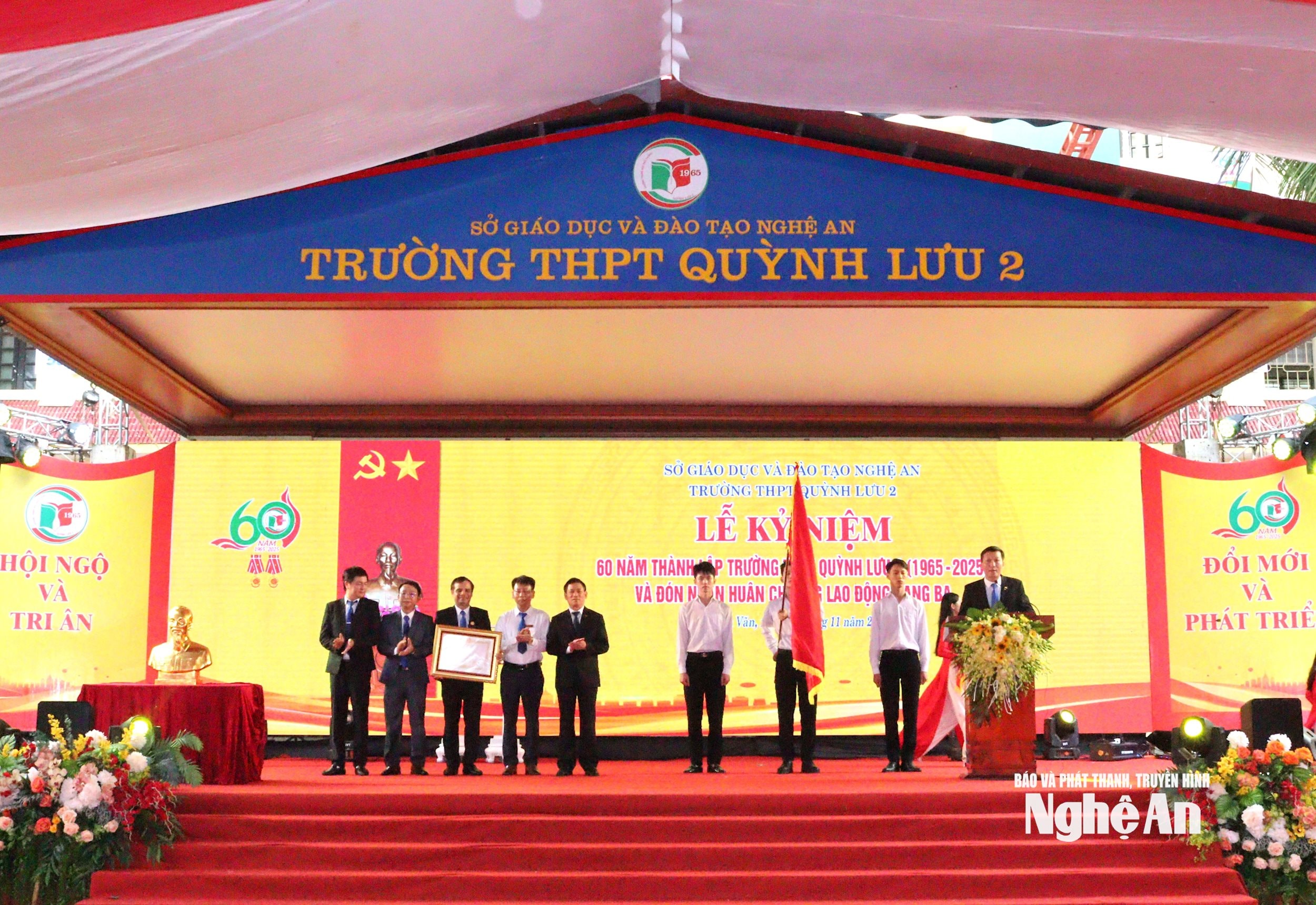 Thừa ủy quyền của Chủ tịch nước, đồng chí Hồ Đức Phớc - Ủy viên Ban chấp hành Trung ương Đảng, Phó Thủ tướng Chính phủ trao Huân chương Lao động hạng Ba cho tập thể nhà trường. Ảnh: Việt Hùng