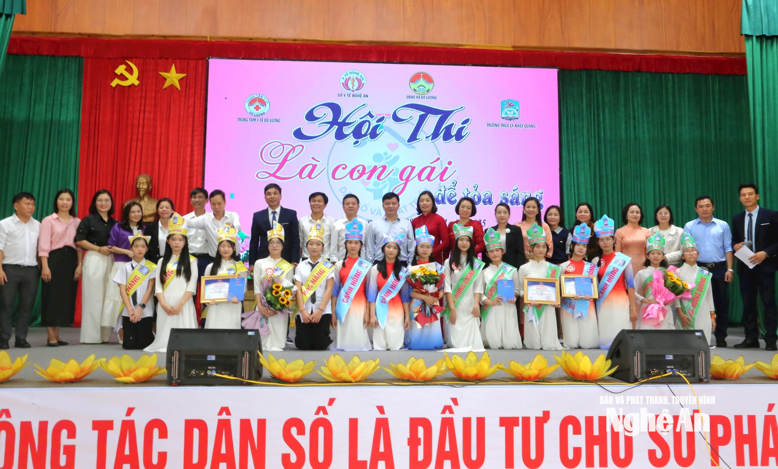 Ban tổ chức cuộc thi trao thưởng cho các đội chơi. Ảnh - Mỹ Hà