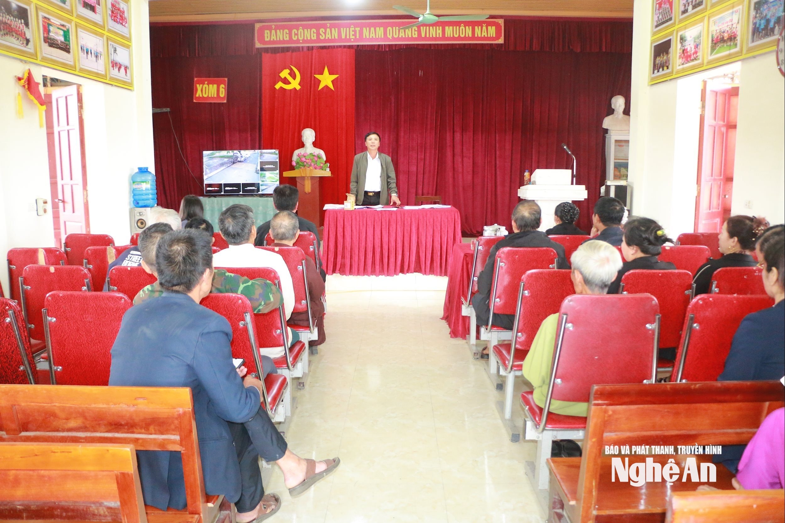 Bí thư chi bộ kiêm xóm trưởng Tân Sơn 6 xã Văn Hiến điều hành sinh hoạt chi bộ định kỳ. Ảnh KL