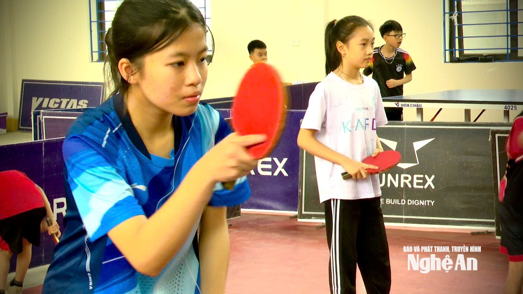 Buổi tập hăng say của các em học sinh đam mê bóng bàn Con Cuông 