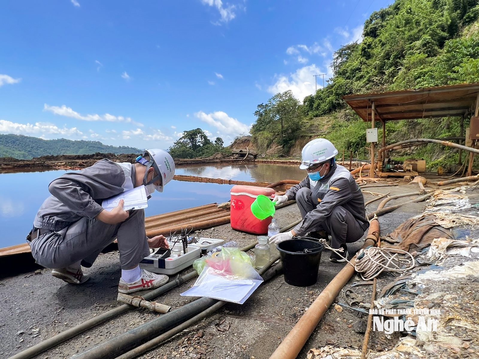 Cán bộ Trung tâm Quan trắc tài nguyên và môi trường lấy mẫu nước tại bể xử lý nước thải của Công ty TNHH Thiếc Hà An trong ngày 8/7/2024. Ảnh: Huy Nhâm