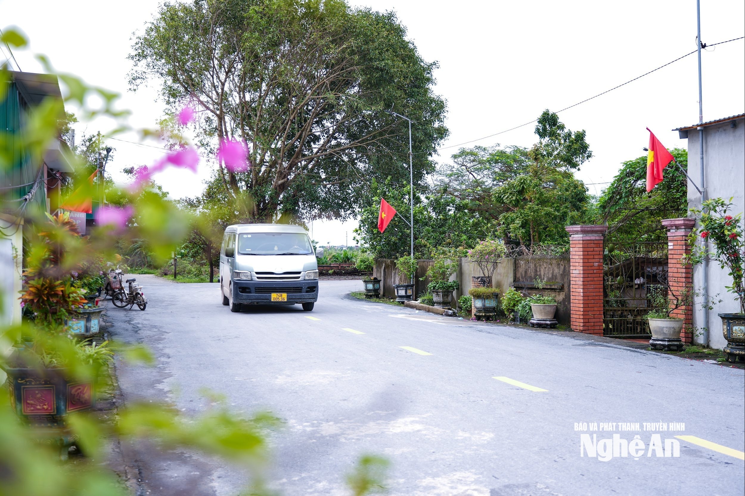 Đường chính của xóm được thảm nhựa rộng rãi.