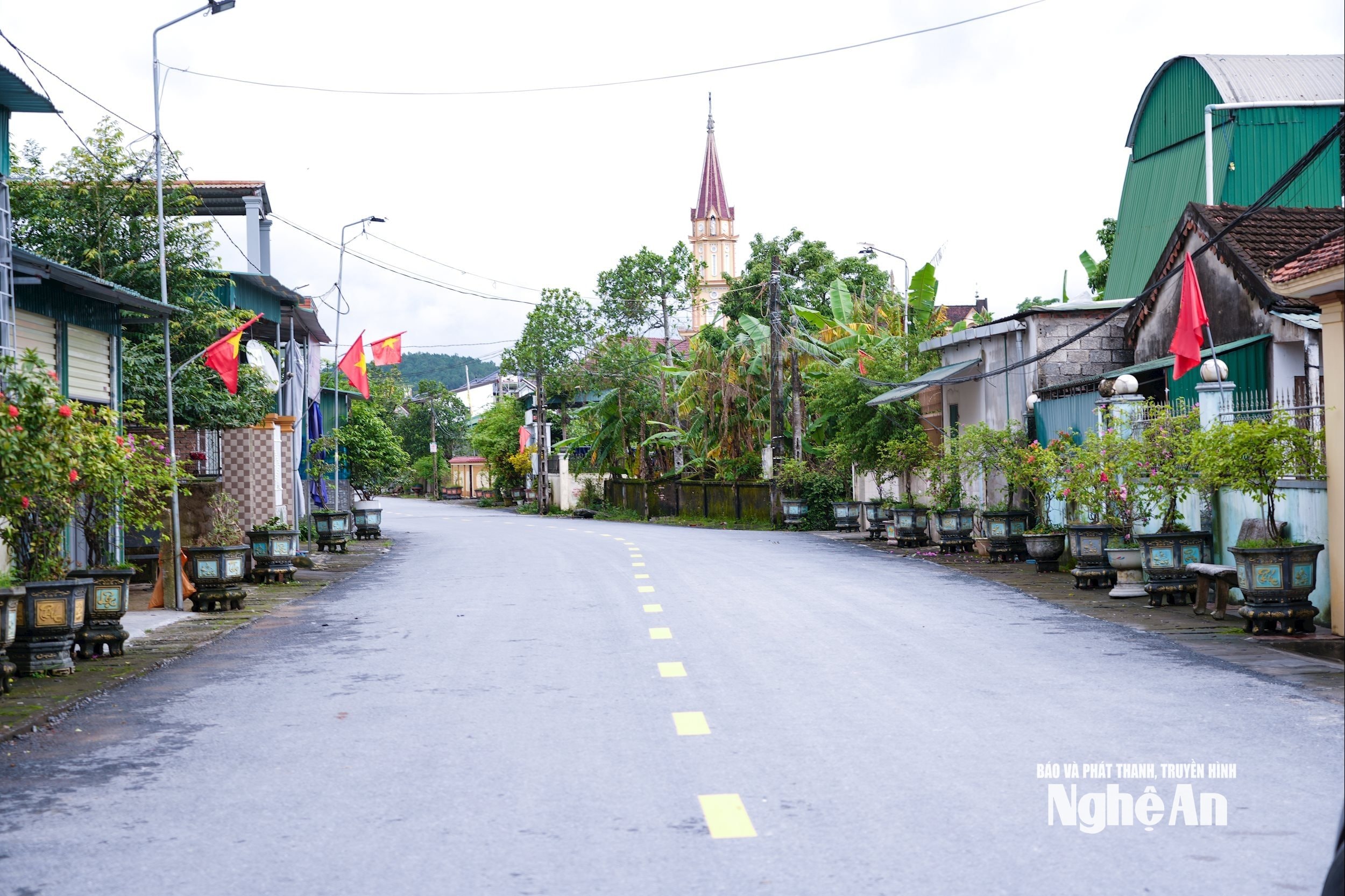 Đường hoa, đường cờ ở xóm Tân Sơn 6, xã Văn Hiến. Ảnh GH