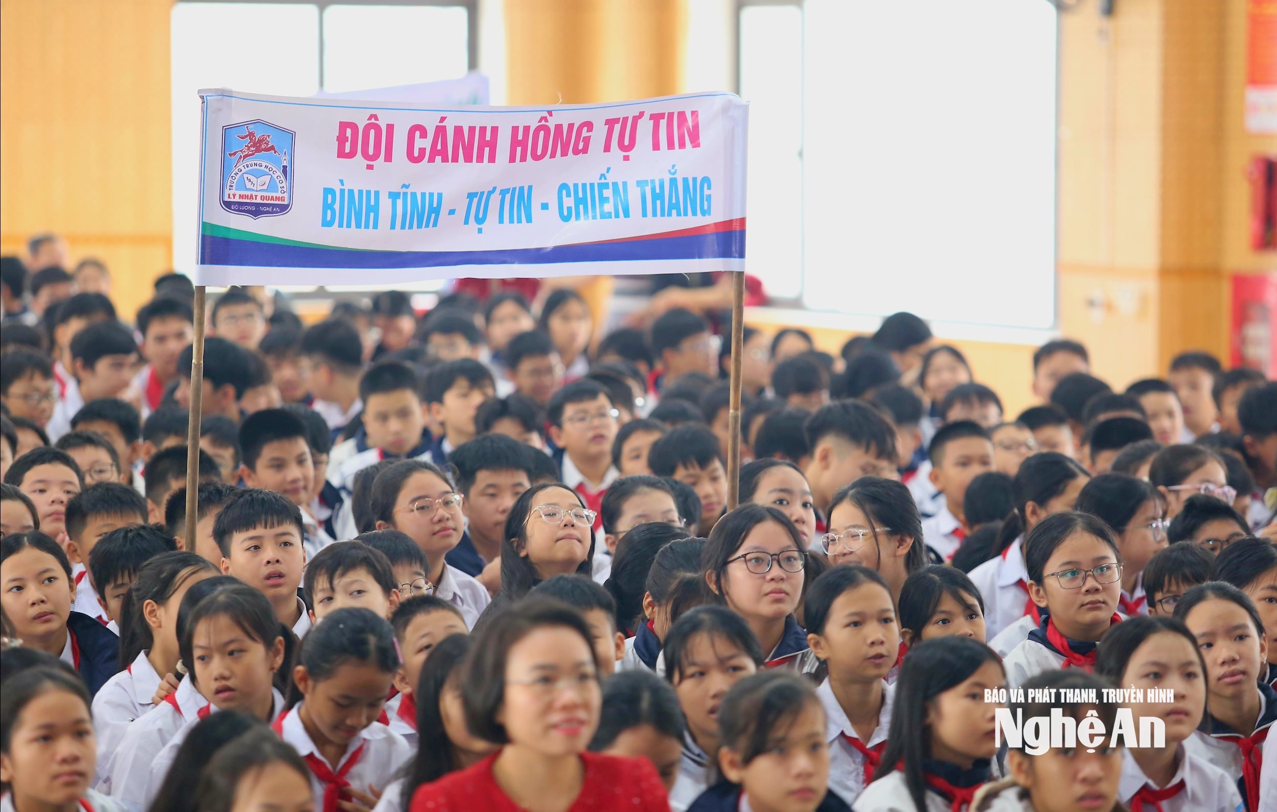 Học sinh Trường THCS Lý Nhật Quang háo hức theo dõi cuộc thi. Ảnh - Mỹ Hà