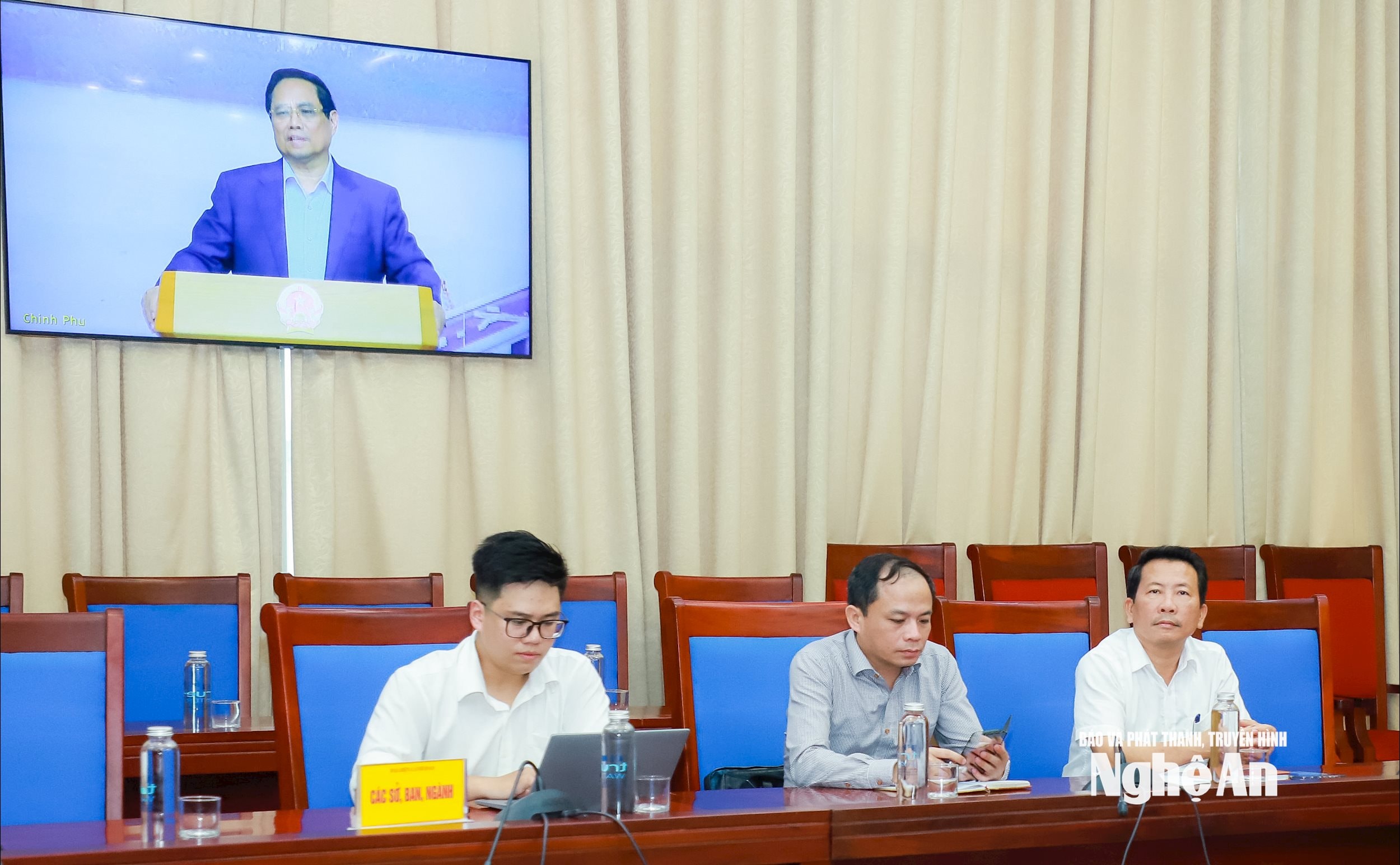 Các đại biểu dự phiên họp tại điểm cầu UBND tỉnh Nghệ An. Ảnh: Thành Duy