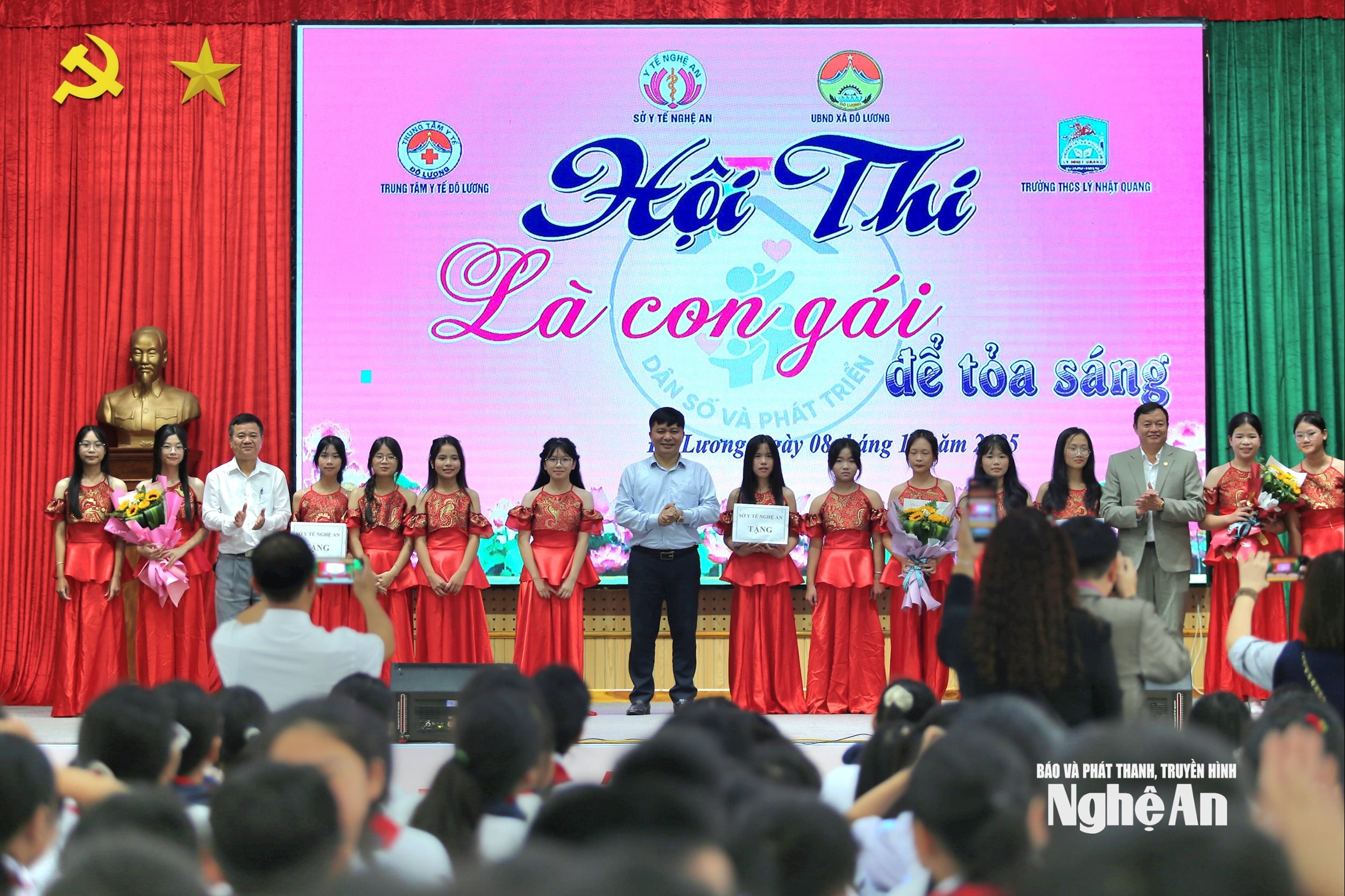 Lãnh đạo Sở Y tế, UBND xã Đô Lương và Trung tâm y tế trao cờ lưu niệm cho các đội chơi. Ảnh - Mỹ Hà