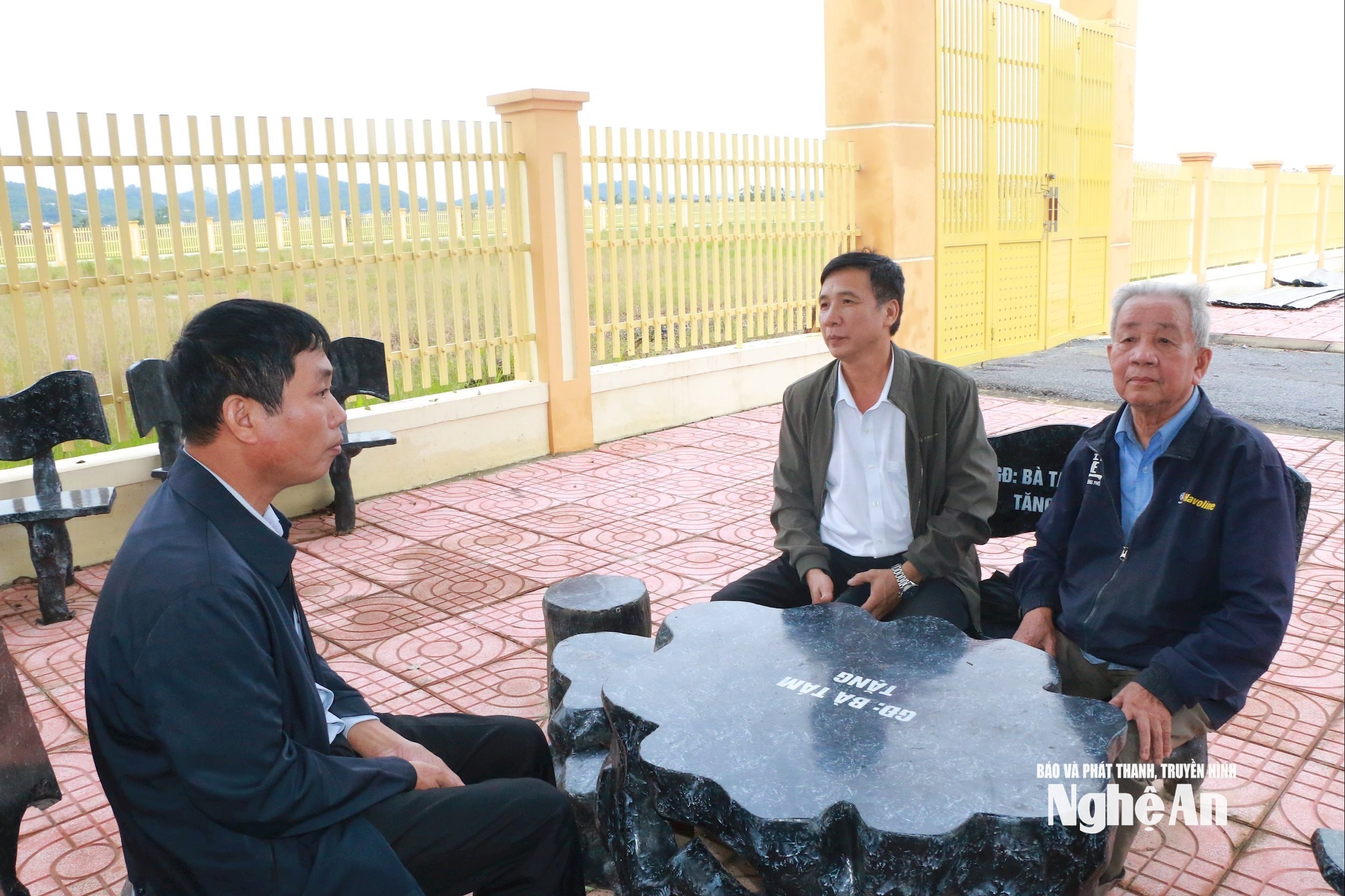 Ông Trần Ngọc Cảnh ( áo trắng, khoác xám) trao đổi với người dân trong xóm. Ảnh KL