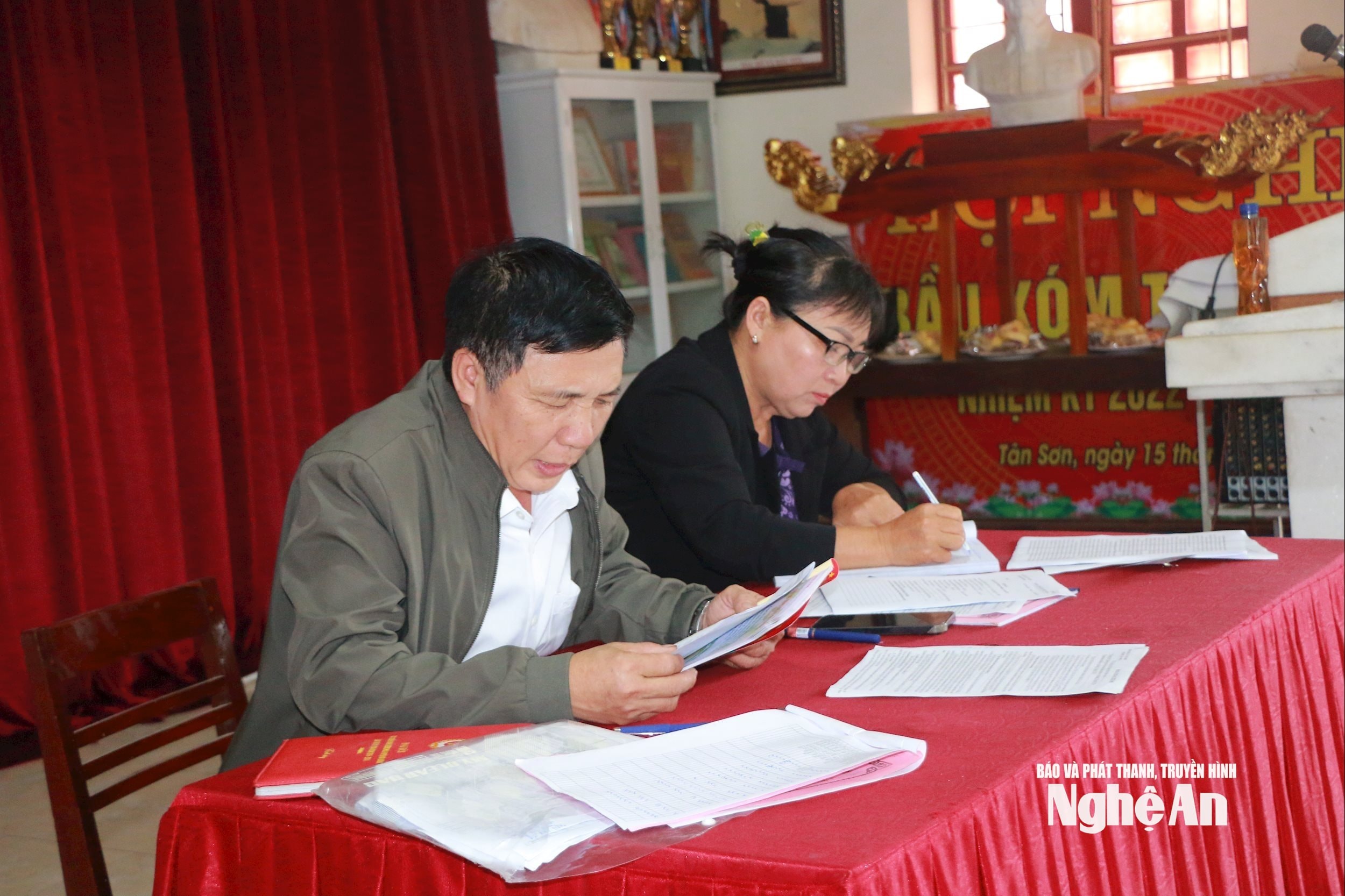 Ông Trần Ngọc Cảnh- Bí thư chi bộ kiêm xóm trưởng xóm 6 Tân Sơn chủ trì sinh hoạt chi bộ, Ảnh; KL