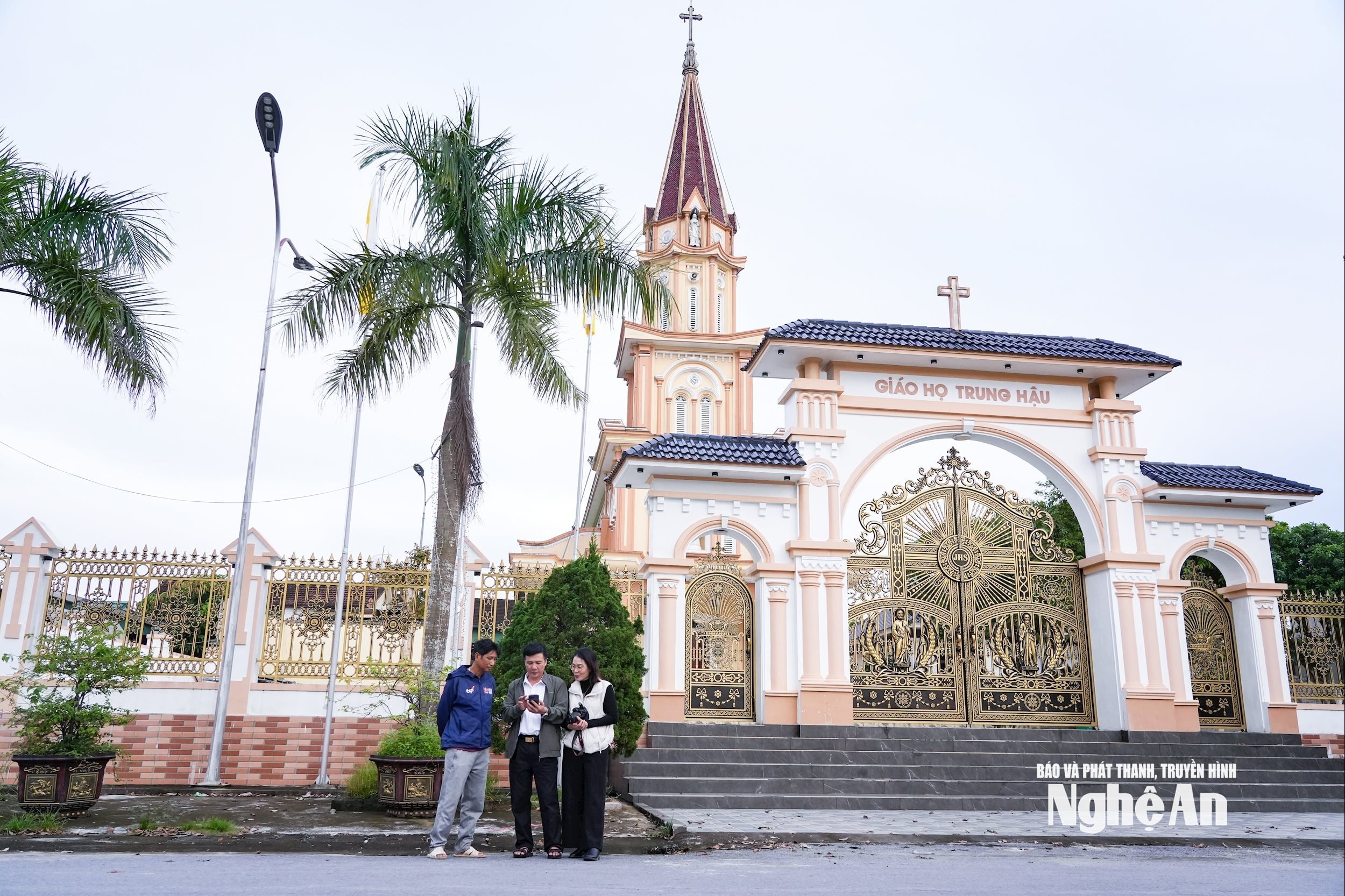 Ông Trần Ngọc Cảnh- Bí thư chi bộ kiêm xóm trưởng xóm Tân Sơn 6 trao đổi về mối đoàn kết lương gáo trên địa bàn. Ảh TP