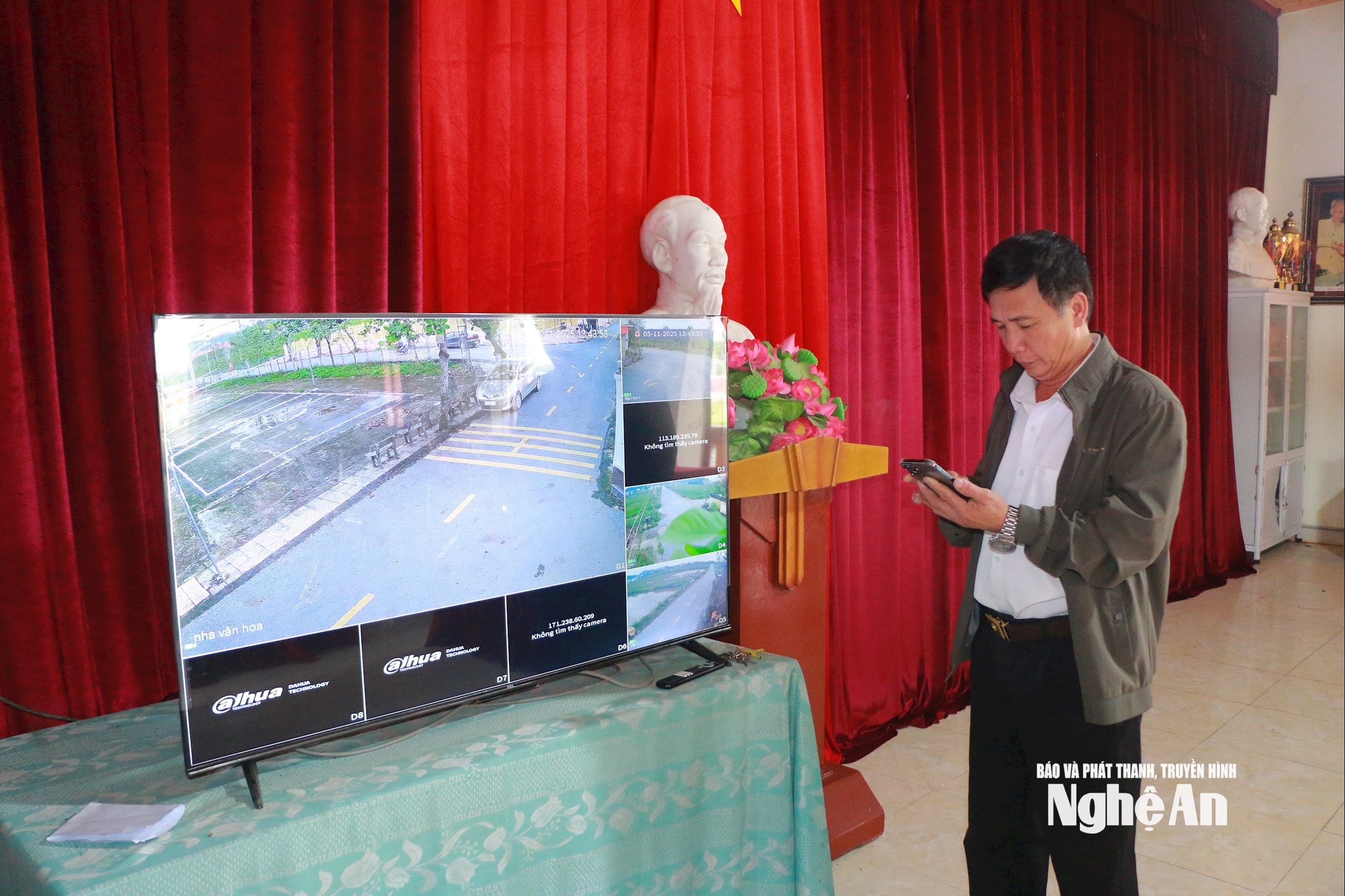 Ông Trần Ngọc Cảnh chủ động bàn bạc với chi bộ, BQL xóm lắp camera để giám sát tại các điểm công cộng.