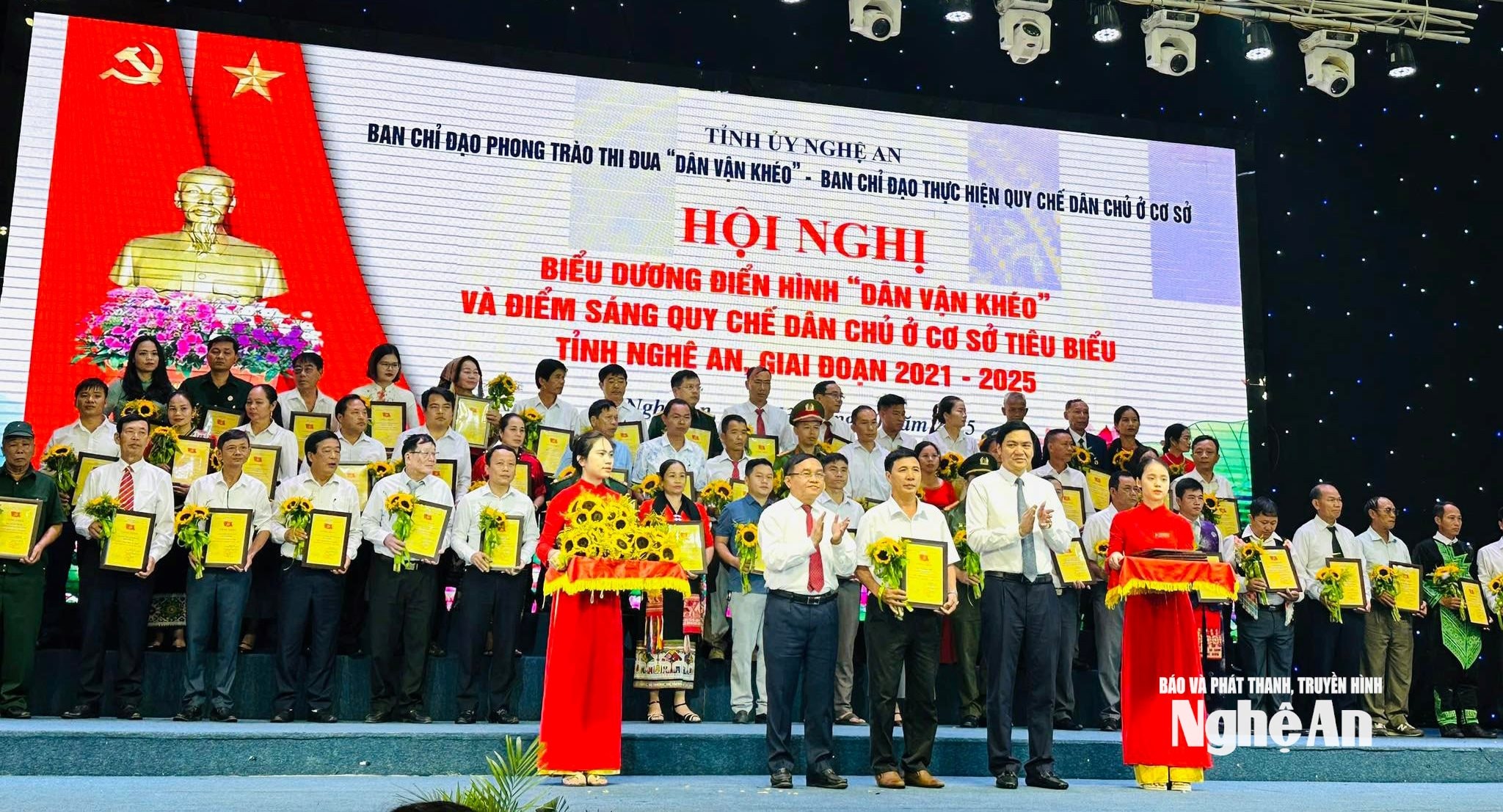 Ông Trần NGọc Cảnh được tuyên dương khen thưởng vì có thành tích tiêu biểu, điển hình trong phong trào “Dân vận khéo” tỉnh Nghệ An giai đoạn 2021 - 2025. Ảnh GH