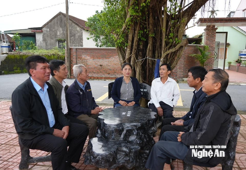 Ông Trần Ngọc Cảnh (giữa, bên trái) trao đổi cùng người dân và cán bộ xã về kế hoạch tổ chức ngày hội Đại Đoàn kết toàn dân.