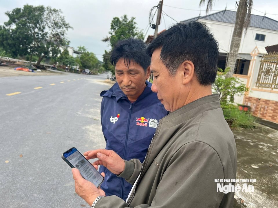 Ông Trần Ngọc Cảnh trao đổi với người dân cập nhật các chủ trương, chính sách mới.