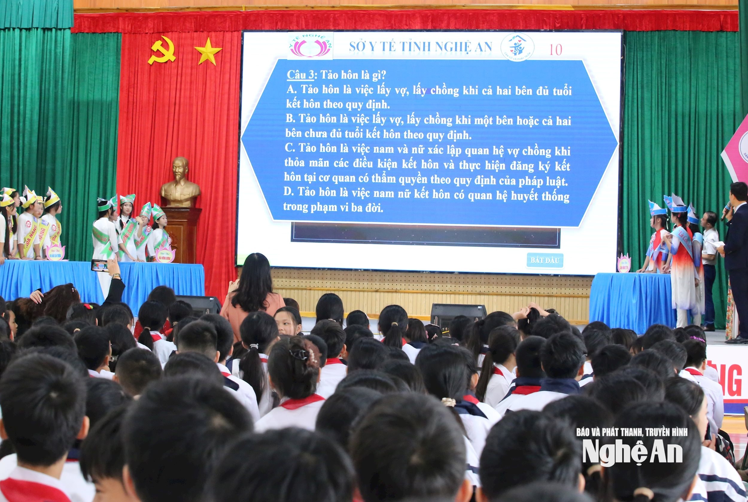 Phần thi Tìm hiểu kiến thức của các đội thi. Ảnh - Mỹ Hà