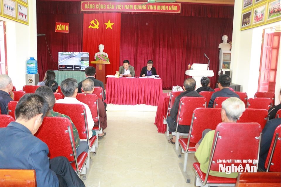 Sinh hoạt chi bộ định kỳ ở xóm Tân Sơn 6 xã Văn Hiến. Ảnh KL