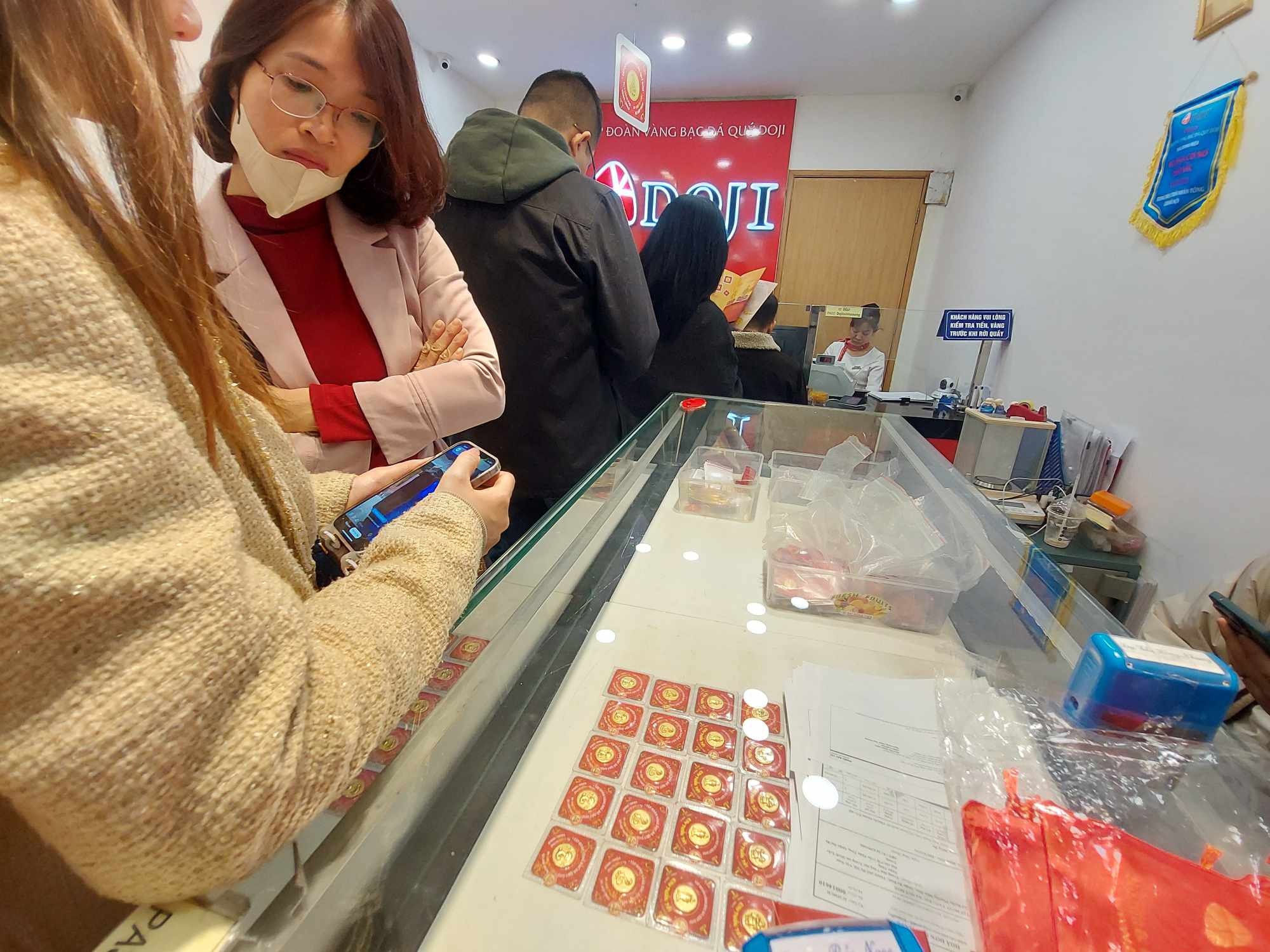 Giá vàng chiều nay 8/11: Bảng giá vàng SJC PNJ ACB, vàng nhẫn BTMC, vàng thế giới