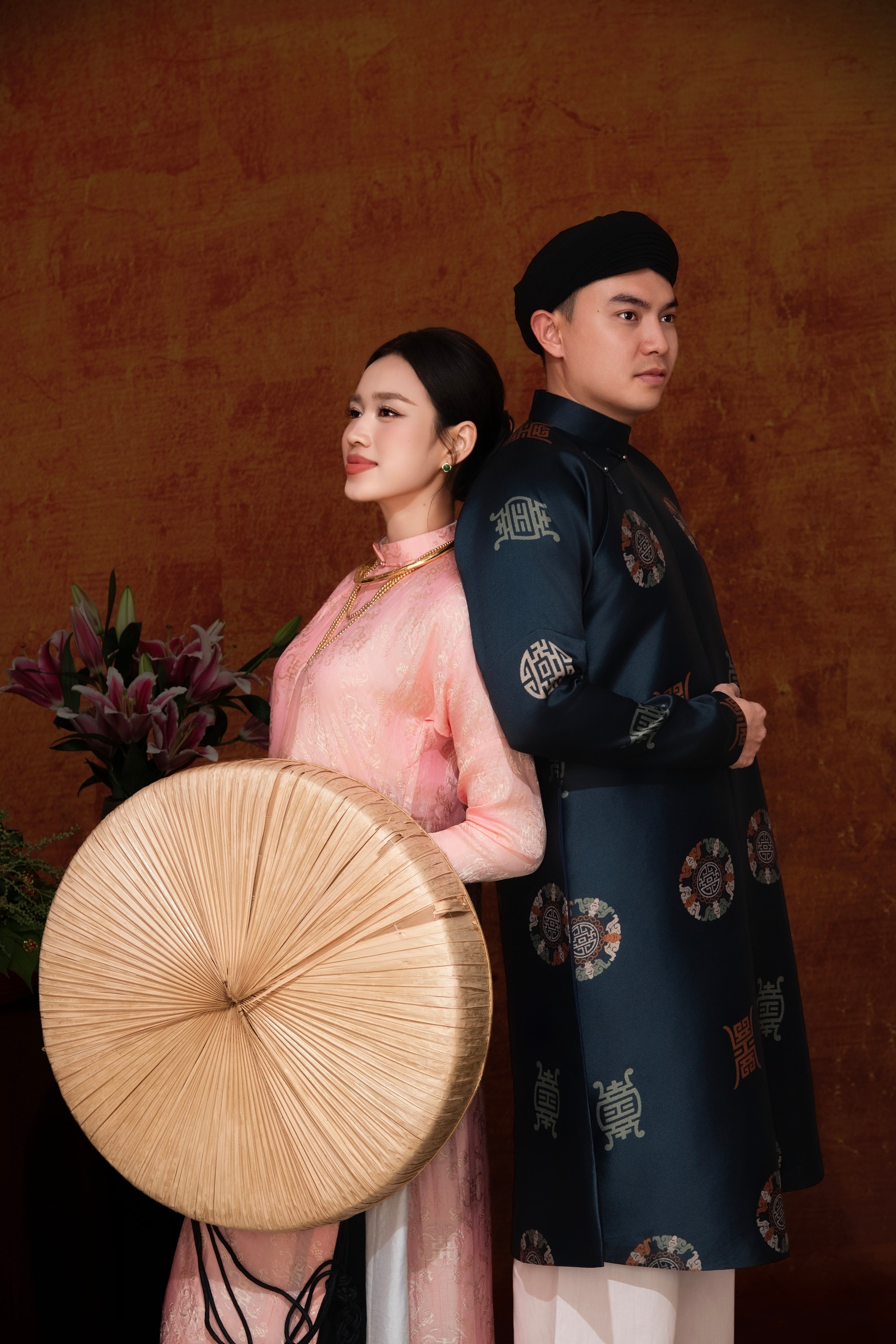 Đỗ Hà và Viết Vương trong trang phục áo dài truyền thống