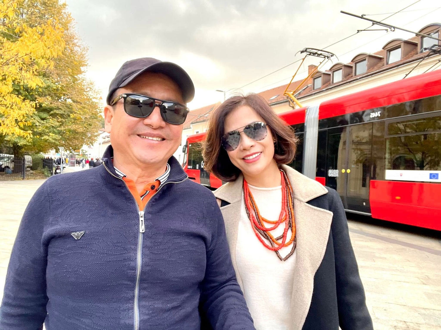 NSƯT Chí Trung tận hưởng hạnh phúc tuổi trung niên bên bạn gái kém 18 tuổi.