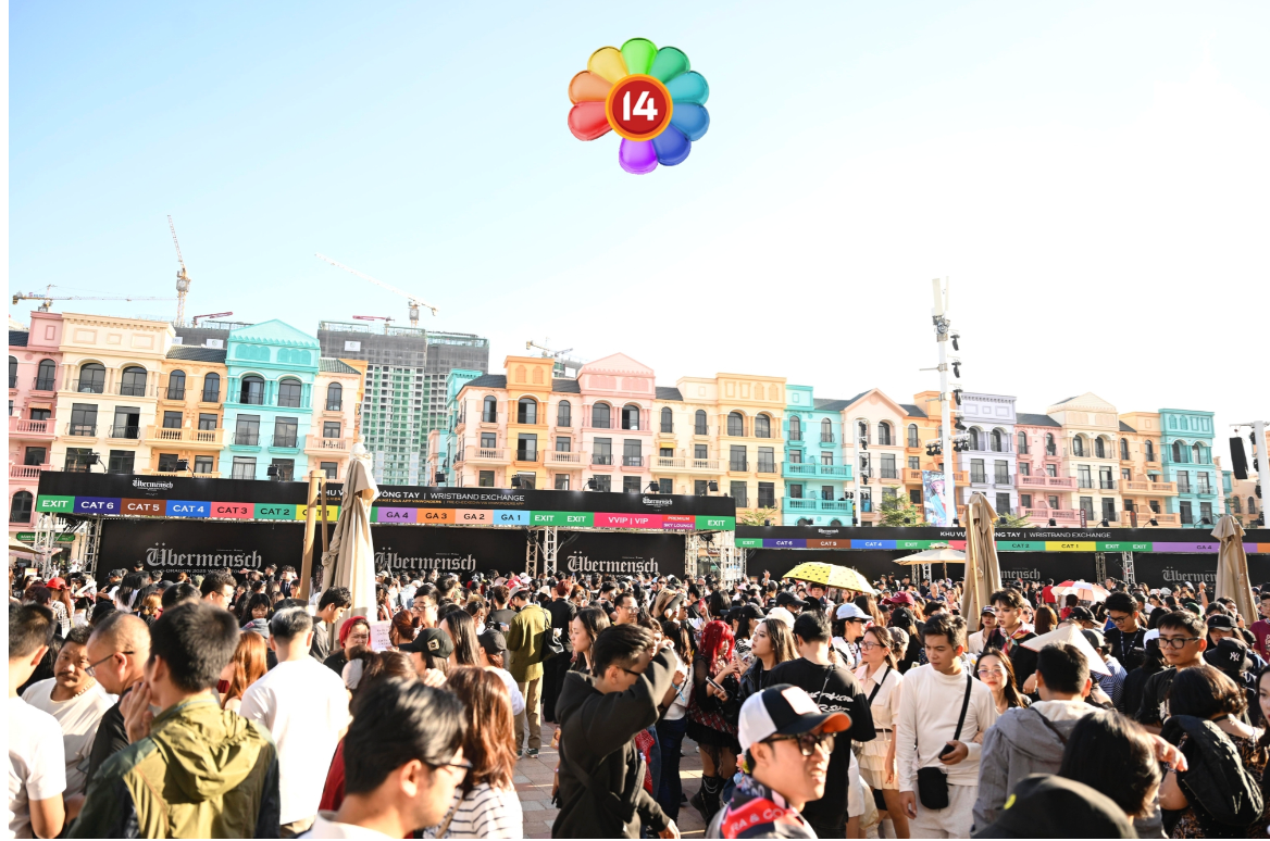 Hàng nghìn khán giả tập trung tại sân khấu concert G-DRAGON, sẵn sàng cho đêm diễn.