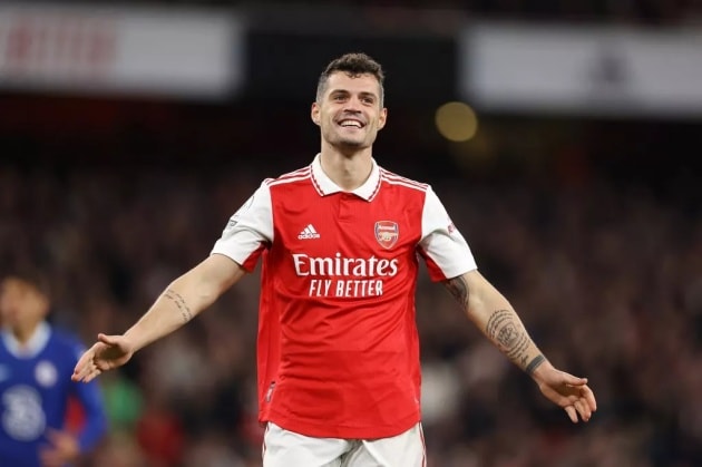 Xhaka không ăn mừng khi sút tung lưới Arsenal.