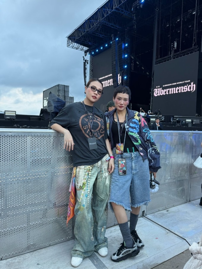 Hai người đẹp diện trang phục hầm hố, trang điểm đậm, chuẩn bị thêm khăn choàng để diện theo phong cách bà thím giống idol.