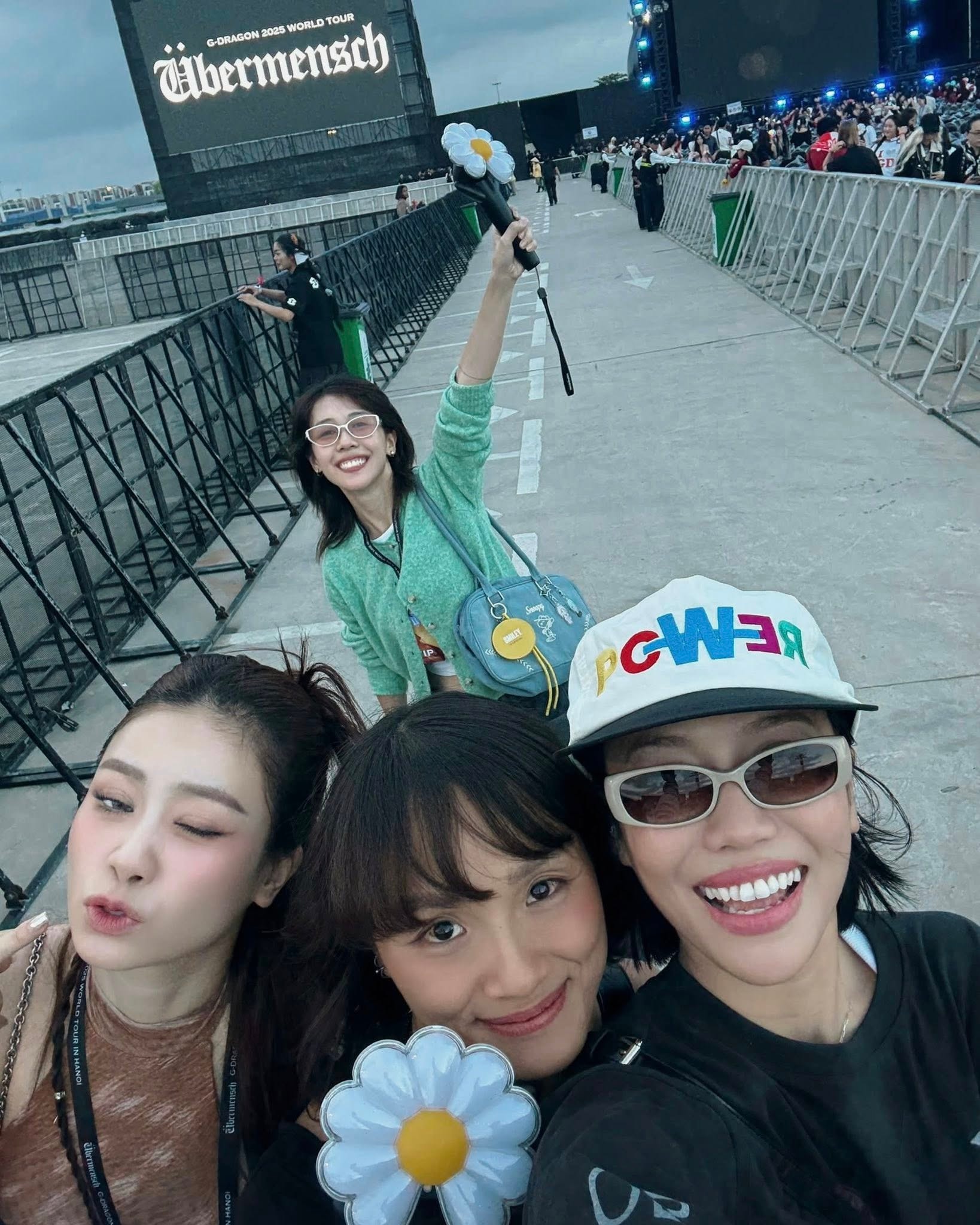 Diệu Nhi chụp ảnh cùng Hậu Hoàng và Dương Hoàng Yến tại sự kiện.