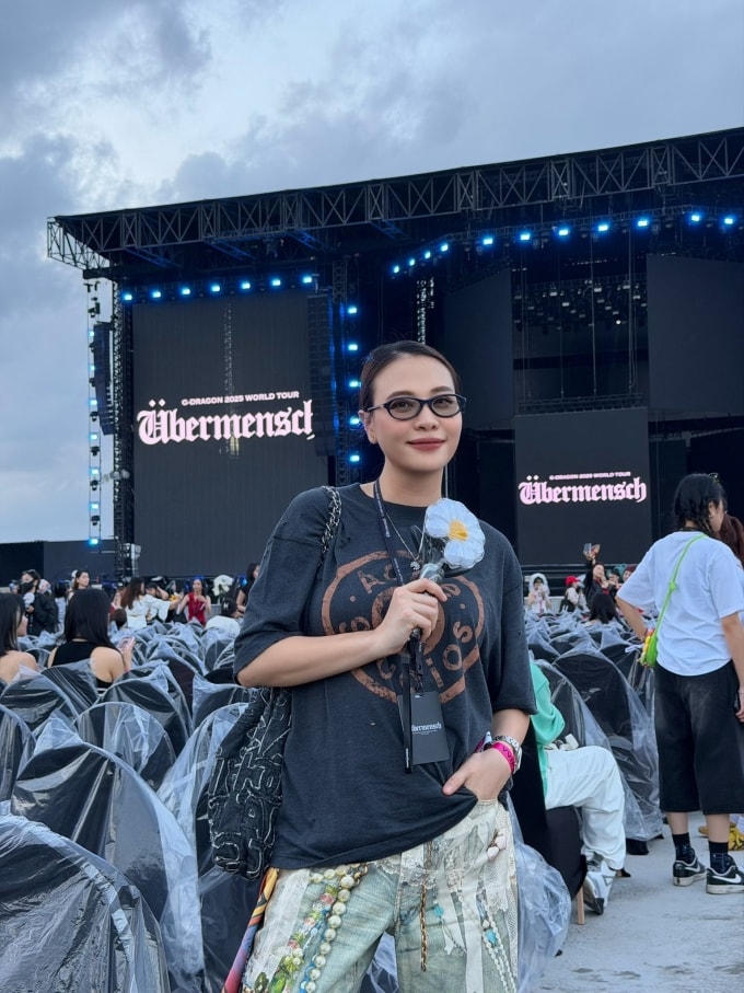 Người đẹp trốn chồng và hai con để cùng bạn thân bay từ TP HCM ra Hà Nội theo dõi concert. Khi Đàm Thu Trang đăng ảnh lên mạng xã hội, ông xã cô - doanh nhân Cường Đôla - bình luận: Ghê thật.