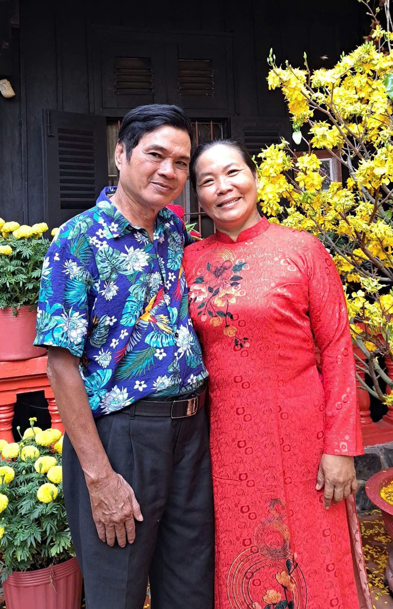 Nghệ sĩ Mai Trần và bà xã - chị Quỳnh Vân. Dù cơ cực, cả 2 chưa từng cãi vã nặng lời, là điểm tựa cho nhau trong cuộc sống.