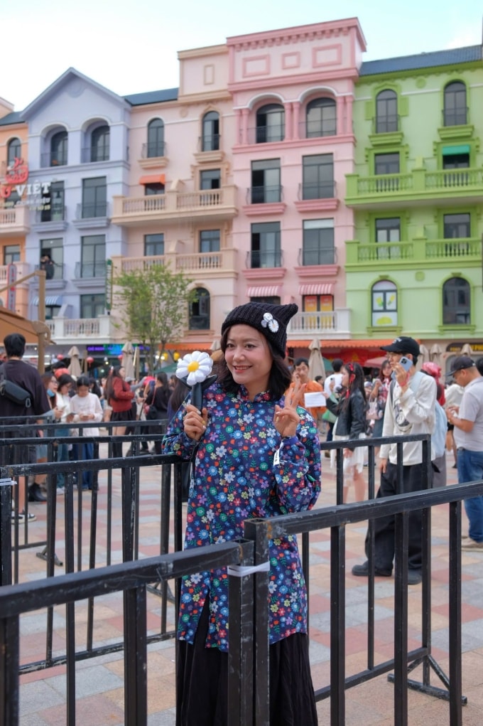 Lần đầu đu idol ở tuổi 49, nữ diễn viên chuẩn bị kỹ lưỡng các phụ kiện họa tiết hoa cúc thiếu cánh là biểu tượng của G-Dragon.