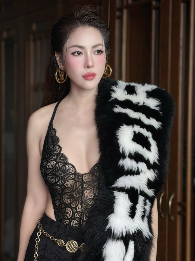 Trong khi đó, Quế Vân lên đồ sexy hết cỡ với áo ren xuyên thấu phối cùng khăn choàng lông. Cô thuê nhà tại địa điểm diễn ra sự kiện từ vài hôm trước để thuận tiện di chuyển và nghỉ ngơi.