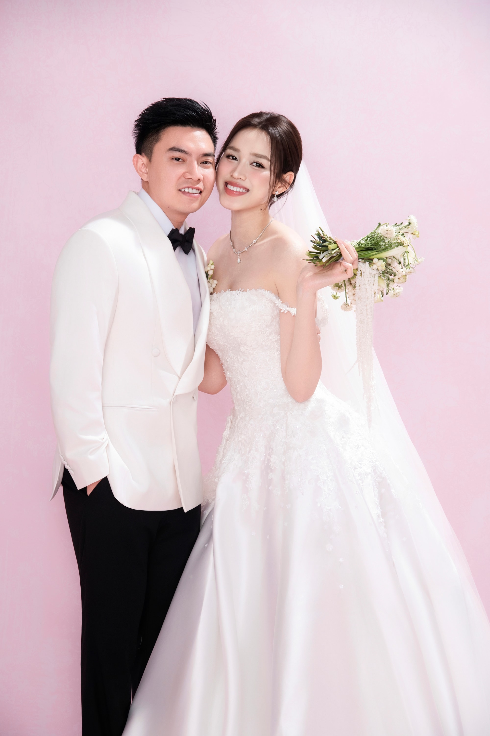 Hoa hậu Đỗ Hà và doanh nhân Viết Vương trong bộ ảnh cưới thực hiện tại studio.