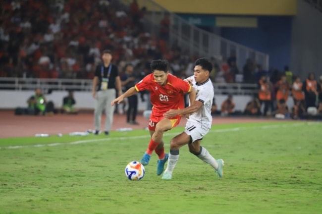 Anh Quân (áo đỏ số 20) quyết tâm góp mặt ở SEA Games 33.