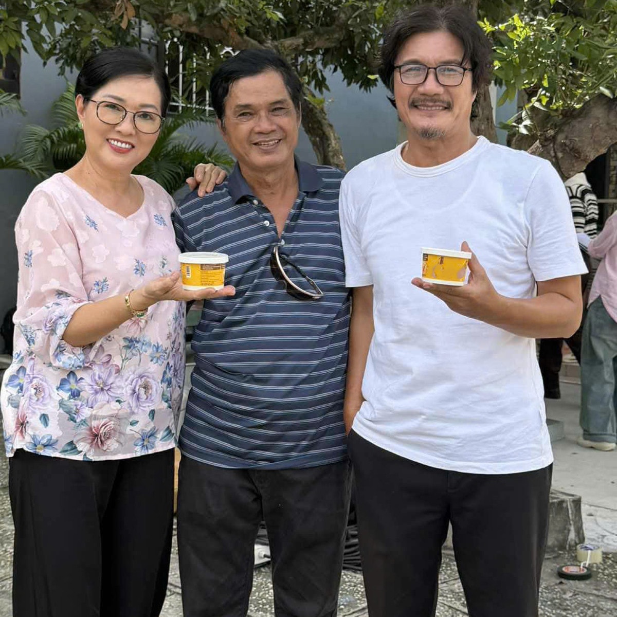 Giải nghệ vì sức khỏe yếu, Mai Trần phụ vợ bán hàng online. Nghệ sĩ thấy an ủi vì được nhiều đồng nghiệp, khán giả yêu thương.