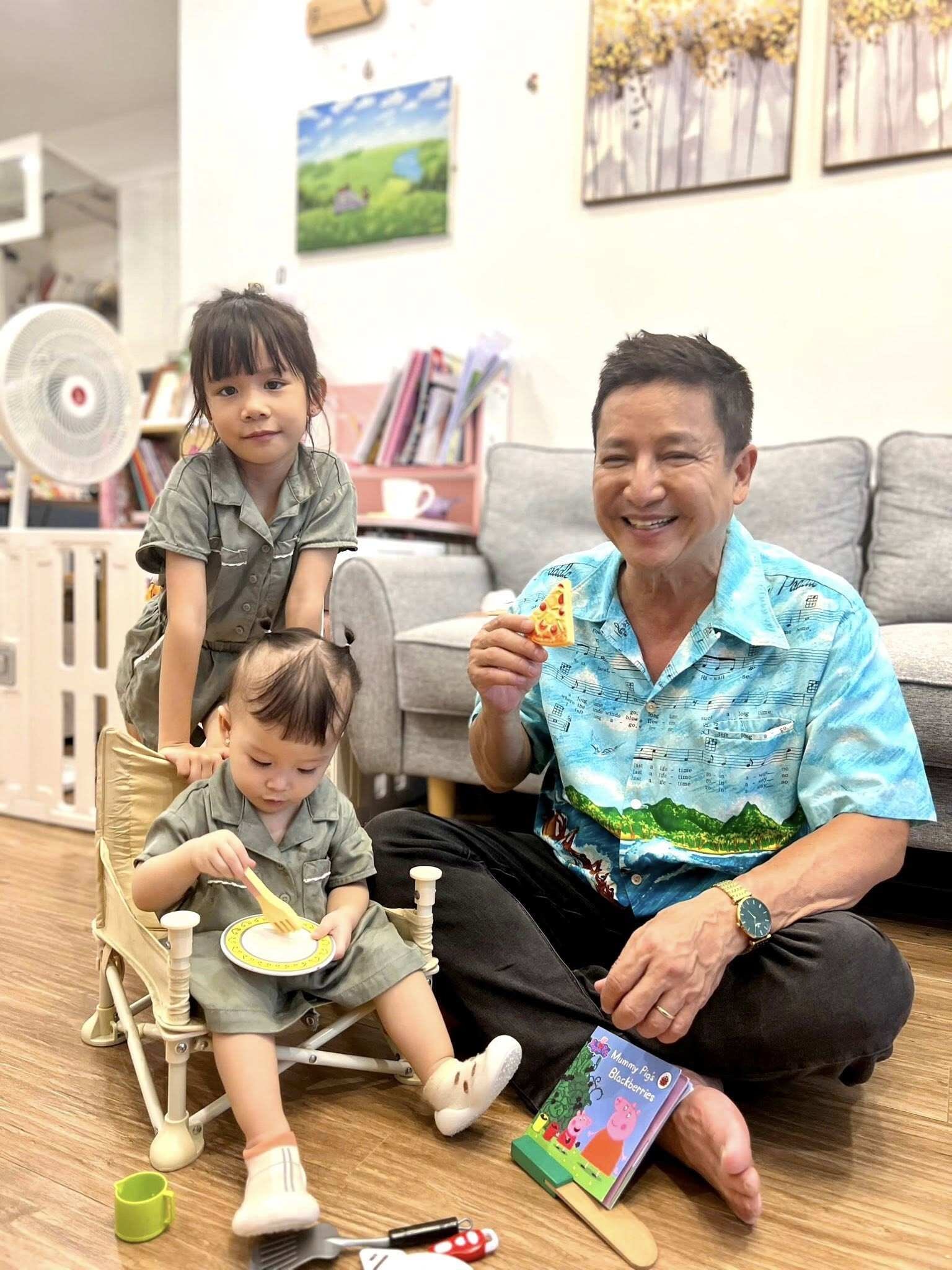 Chí Trung quấn quýt chơi đùa bên 2 cháu nội.