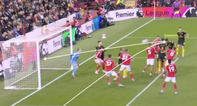 Casemiro đánh đầu ghi bàn vào lưới Nottingham.