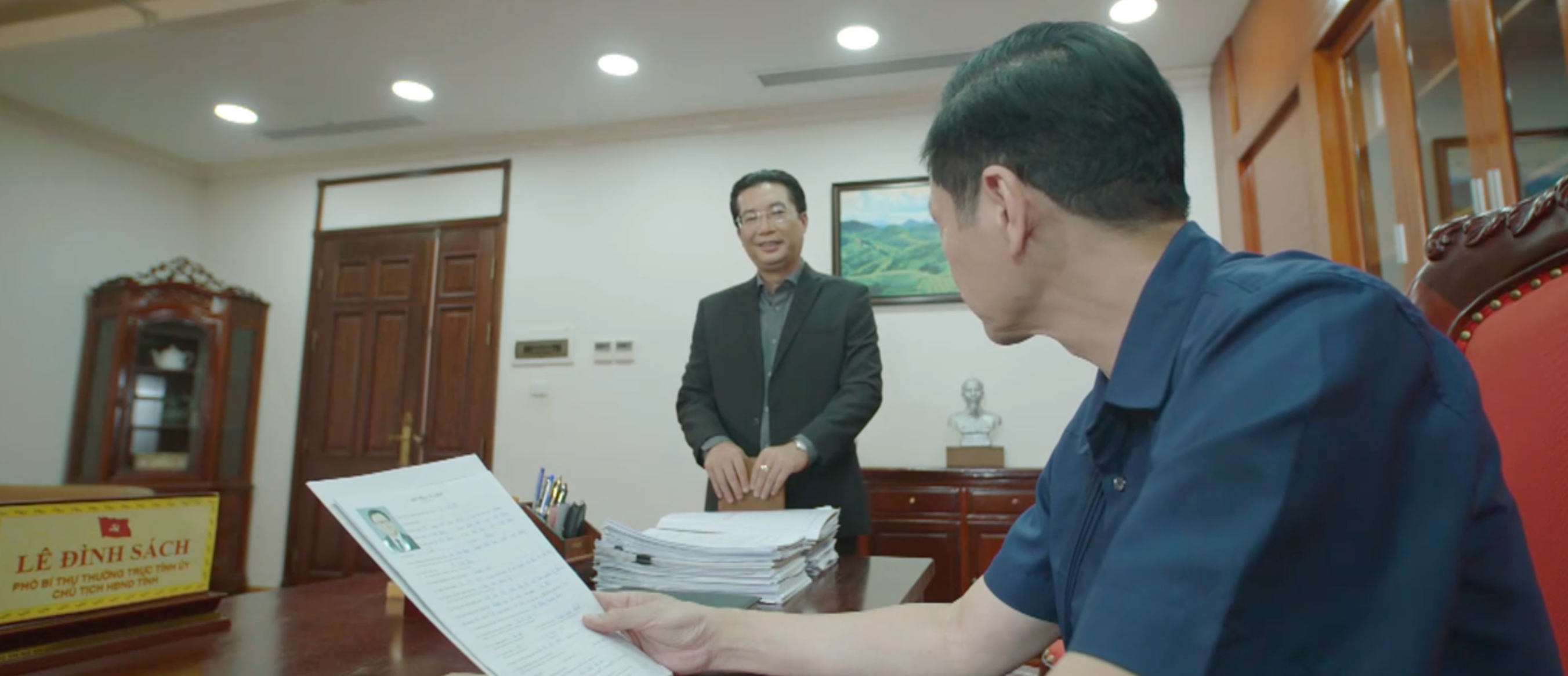 Lằn ranh - Tập 6: Lộ thông tin cán bộ tỉnh đánh bạc hàng tỉ đồng- Ảnh 2.