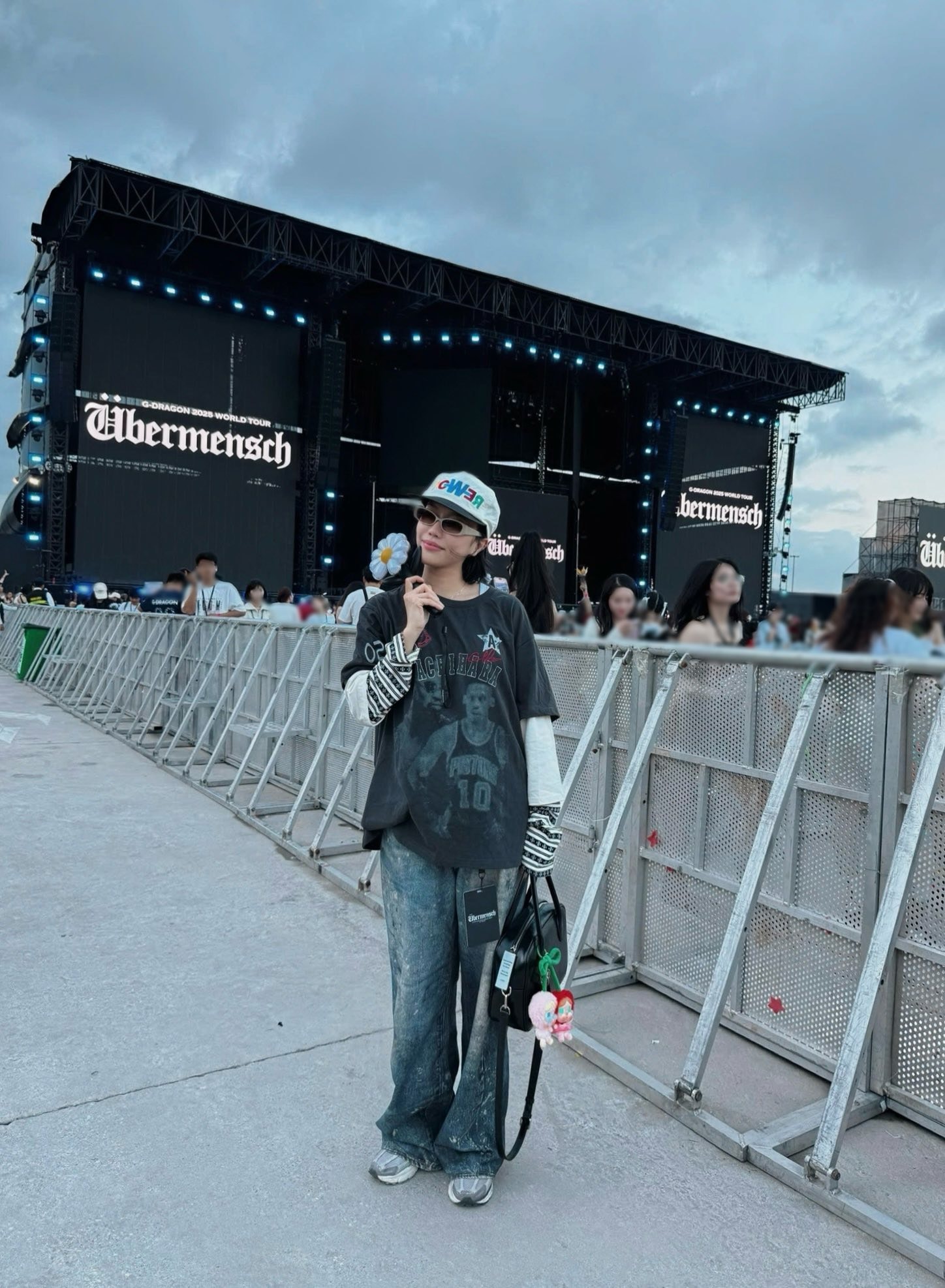 Diễn viên Diệu Nhi hào hứng check-in tại concert của G-DRAGON ở Hà Nội.